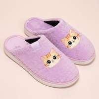Pantoufles d'intérieur douces en peluche pour femmes avec logo brodé personnalisé, étiquette tissée, semelle antidérapante, en tissu éponge, pantoufles moelleuses pour la maison, vente en gros
