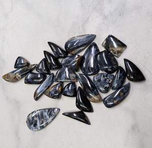 พลอยบลูพีเตอร์ไซต์ธรรมชาติคุณภาพสูง รูปทรงคาโบชอง ไม่เจียระไน เรียบเนียน ขนาดอิสระ รูปทรงคละแบบ - Product Image 5