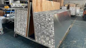 Panneau alvéolé en aluminium <span class=keywords><strong>de</strong></span> taille 25mm 30mm personnalisé léger ignifuge <span class=keywords><strong>pour</strong></span> cloison <span class=keywords><strong>de</strong></span> <span class=keywords><strong>travail</strong></span> moderne et durable - Product Image 6