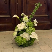Arrangement floral réaliste en fleurs artificielles blanches et vertes pour centre de table de mariage : Hortensia, Rose, Calla Lily