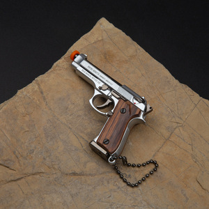 Portachiavi Realistico 1:3 con Impugnatura in Legno <span class=keywords><strong>Beretta</strong></span> 92F 7,5CM, Modello di Pistola in Metallo Dorato, Mini Portachiavi <span class=keywords><strong>a</strong></span> Forma di Pistola Giocattolo - Product Image 6