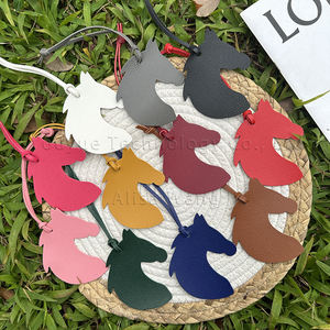 Prêt Stock PU cuir Qatar sac pendentif personnalité tête <span class=keywords><strong>de</strong></span> <span class=keywords><strong>cheval</strong></span> sac en cuir pendentif ornement porte-clés pendentif lanière - Product Image 4