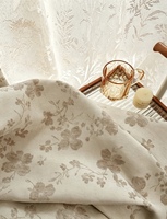 Rideau en tissu 100 % polyester à imprimé floral, associé à un voile en dentelle à petites fleurs et perles, doux et apaisant.