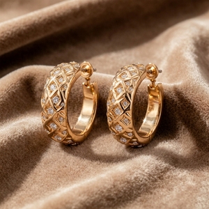 Pendientes de aro en forma de C con diseño de entramado personalizado, chapados en oro, con circonita cúbica incrustada, joyería de lujo hipoalergénica para mujer, suministro al por mayor - Product Image 3