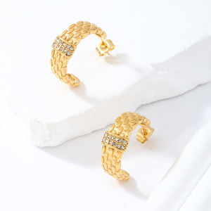 Colección de verano 2025, pendientes de aro de moda con correa de acero inoxidable hipoalergénico único de circón transparente Vintage chapado en oro de 18 quilates - Product Image 1