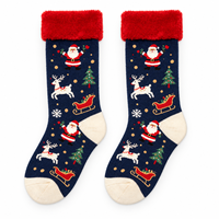 Chaussettes de Noël personnalisées pour femmes et hommes, bleu marine, motif renne et Père Noël, jacquard, hiver, chaudes, en polaire, chaussettes pantoufles moelleuses avec bordure en fourrure rouge