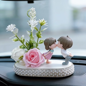 Graziosa Bambola di Coppia per Cruscotto Auto, Ornamento con Base in Strass, Fiore di Rosa Artificiale, Decorazione Romantica per Interni Auto, Regalo di Nozze - Product Image 1