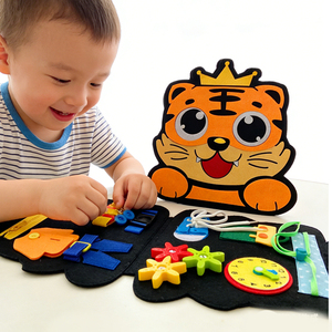 Livre d'activités Montessori EPT avec couronne de tigre mignonne, tableau d'activités en <span class=keywords><strong>feutre</strong></span> <span class=keywords><strong>pour</strong></span> les tout-petits, pratique <span class=keywords><strong>pour</strong></span> les vestes à fermeture éclair ou les chemises à boutons - Product Image 1
