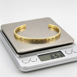 Bracelet manchette classique en acier inoxydable plaqué or, gravé et personnalisé, avec nom sur mesure, pour femmes et hommes, expédition immédiate - Product Image 4