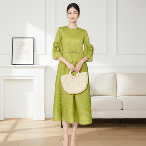 Abito plissettato con collo a petalo da donna taglie forti in Chiffon al ginocchio in tinta unita può essere un indumento ispirato al Miyake - Product Image 2