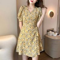 Robe élégante pour femme à col en V, motif floral, avec poignets larges, taille cintrée et fente à l'ourlet, une mini-jupe décontractée