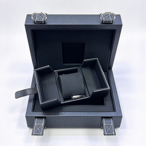 Boîte à montre rectangulaire en similicuir noir avec plateau amovible et fermeture à boucle - Product Image 1