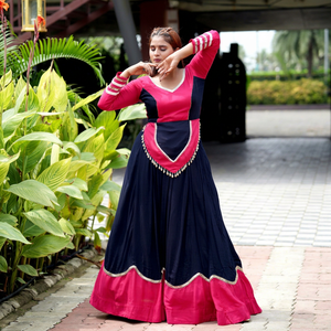 ชุดเลเฮนกาโชลีสำหรับผู้หญิงจาก VISHNU K DESIGNS  แบบยาวถึงพื้น สำหรับงานปาร์ตี้ ทำจากผ้าเรยอนคอตตอนแท้ ประดับกระจก พร้อมชุดลูกไม้ KODI ของแท้ - Product Image 1