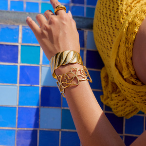 Brazalete Moderno de Acero Inoxidable con Ondas en Oro de 18K, Joyería Unisex, Accesorio de Moda - Product Image 4