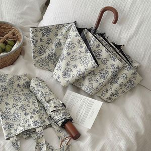 Parapluie pliant compact OEM personnalisé avec logo, motif floral vintage, poignée en bois, protection UPF50, revêtement noir, pour femme, idéal comme cadeau - Product Image 1