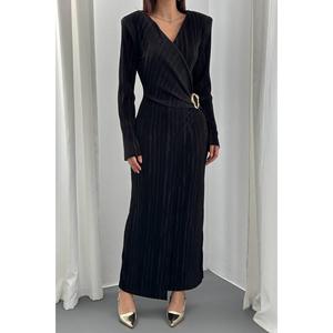 Robe fourreau plissée noire élégante avec ceinture à boucle pour soirée - Product Image 2