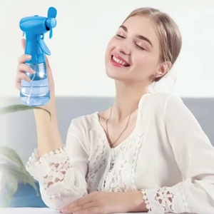 Mini Ventilador Portátil con Rociador de Agua de Enfriamiento Rápido, Funciona con Pilas AA y Incluye una Botella con Rociador de Agua - Product Image 6