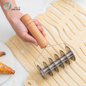 Rullo Tagliapasta in Acciaio Inossidabile Antiscivolo per Spaghetti e Pasta, Utensile da Cucina per Cottura e Pasticceria - Product Image 4