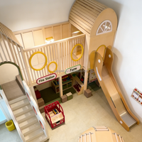 Équipement de jeu intérieur en bois neutre pour enfants, maisonnette interactive sensorielle avec toboggan et fenêtre pour jeux de rôle, idéale pour les cafés ludiques, centres commerciaux et écoles