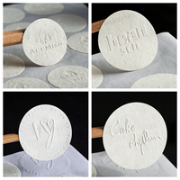 Autocollant en papier texturé haut de gamme personnalisé, autocollant de logo en gros, autocollant gaufré pour emballage de bougies, de parfums et de canettes