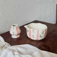 Bol à matcha en céramique fait main avec illustration délicate de fraises, idéal pour les amateurs de thé et la décoration