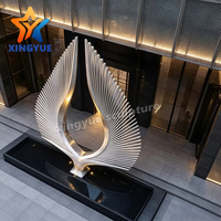 Statue d'art moderne en acier inoxydable poli de grande taille avec des ailes d'ange abstraites pour la décoration de jardin et de cour extérieurs