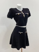 Nouveautés OUDINA : Ensemble jupe et haut court en tricot noir classique à bordures contrastées pour femmes