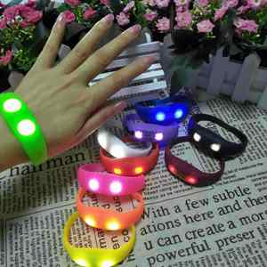 กำไลเรืองแสงแบบกำหนดเอง เป็นมิตรกับสิ่งแวดล้อม ตอบสนองต่อเสียงเพลงและเสียงรอบข้าง สำหรับเด็กและผู้ใหญ่ พร้อมไฟ LED กระพริบ - ของชำร่วยงานปาร์ตี้ที่สมบูรณ์แบบ - Product Image 3