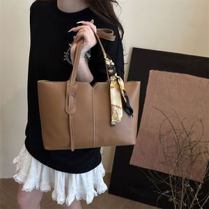 Sacs fourre-tout vintage en cuir PU pour femmes, sacs à bandoulière de luxe grande capacité couleur unie, fermeture éclair, doublure en polyester - Product Image 3