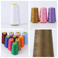 Fil à coudre 100% polyester teint à faible rétrécissement pour la couture de vêtements en plusieurs tailles