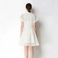 Robe élégante à manches courtes et coupe ajustée en polyester uni pour les occasions estivales, disponible en bleu, jaune, blanc, vert, tailles M
