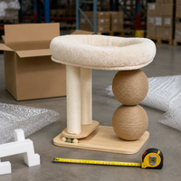 Arbre à chat multi-niveaux avec lit moelleux, poteaux à gratter en sisal et balles, condo en bois pour chat avec circuit de jeu pour chats
