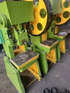 Presse à poinçonner inclinable anti-vibrations pour le découpage <span class=keywords><strong>de</strong></span> plaques, le rivetage et la pressage <span class=keywords><strong>de</strong></span> pièces <span class=keywords><strong>de</strong></span> quincaillerie en production <span class=keywords><strong>de</strong></span> masse - Product Image 2