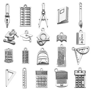 Colgantes <span class=keywords><strong>de</strong></span> Graduación para Maestros, Regreso a Clases, Regla, Ábaco, Mochila, Bolígrafo, Accesorios <span class=keywords><strong>de</strong></span> Joyería DIY, Fábrica OEM <span class=keywords><strong>de</strong></span> Aleación <span class=keywords><strong>de</strong></span> Zinc - Product Image 1