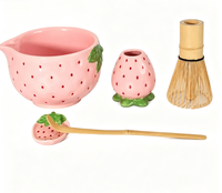 Ensemble de bols à matcha en céramique artisanale motif fraise, Chawan rose avec bec verseur, fouet en bambou, cuillère et support Chasen – Cadeau pour cérémonie du thé