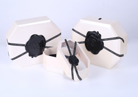 Boîte cadeau pliable écologique et recyclable en carton de pâte à papier avec pelliculage mat et gaufrage, design personnalisé pour bagues et colliers