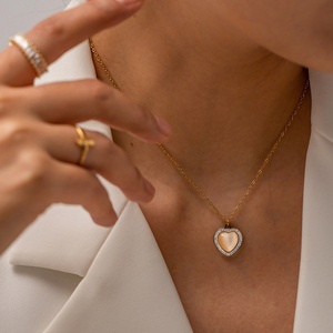 Collier simple rétro avec pendentif en forme de cœur en pierre œil de chat, avec une chaîne en acier titane haut de gamme et tendance - Product Image 1