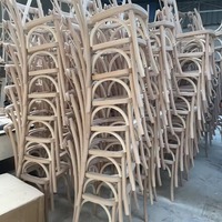 Chaises de mariage rustiques en chêne empilables et durables avec dossier croisé et structure solide pour banquets, événements, fêtes, restaurants, cafés et lieux événementiels