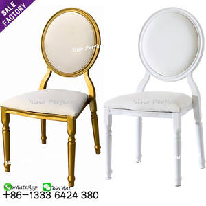 Chaises de banquet empilables en cuir capitonné de luxe pour événements - Product Image 1