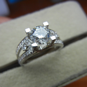 Anello rotondo scintillante da donna, elegante gioiello da dito alla moda - Product Image 2