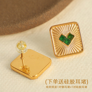 Pendientes de tuerca con forma de corazón cuadrado, chapados en oro, con incrustaciones de cristal verde y transparente, joyería de moda para mujer - Product Image 3