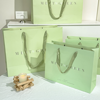 Emballage artisanal de luxe sur mesure en carton ivoire, sac en papier 250 g/m² pour vêtements