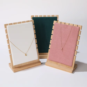 Tablero rectangular alto de madera tapizado en terciopelo para exhibir collares, con múltiples ranuras para colgar, para escaparates de tiendas. - Product Image 3