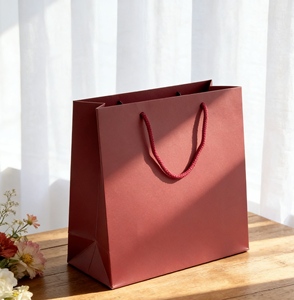 Bolsas de Papel Rojas Grandes Premium Reciclables con Logotipo Personalizado para Empaque de Regalos, Bolsas de Compra con Asas - Product Image 1