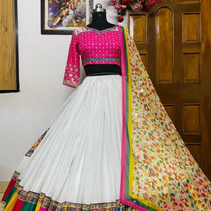 Tenue indienne traditionnelle <span class=keywords><strong>Lehenga</strong></span> choli de <span class=keywords><strong>style</strong></span> lourd exclusif Dernier nouveau créateur <span class=keywords><strong>Lehenga</strong></span> pour les femmes Porter des vêtements de mariage ou de fête - Product Image 1
