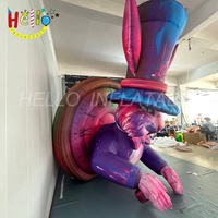 Mascotte géante gonflable de lapin de dessin animé avec toile de fond horloge pour événements commerciaux, fêtes et présentations photo