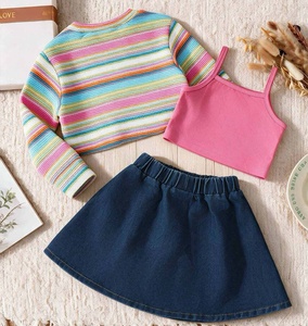 Set Casual da Ragazza: Felpa Blu a Righe, Top Rosa, Gonna Plissettata Blu con Fiori - 3 Pezzi di Abbigliamento Autunnale - Product Image 2