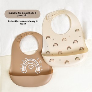 Babero de Silicona Impermeable para Bebés con Diseño de Arcoíris y Corazón, Súper Suave, Portátil y Antisuciedad - Product Image 1