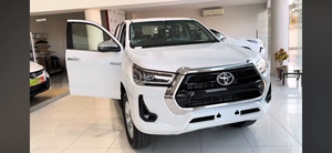Compre el <span class=keywords><strong>Toyota</strong></span> <span class=keywords><strong>HiLux</strong></span> 2024 2025 en oferta: Camioneta <span class=keywords><strong>4x4</strong></span> <span class=keywords><strong>de</strong></span> doble cabina, volante a la izquierda, asientos <span class=keywords><strong>de</strong></span> cuero, modelo con interior oscuro - Product Image 3