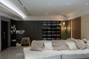 Meuble à chaussures d'entrée moderne avec rangement intégré, portes en verre à cadre noir et éclairage LED. - Product Image 3